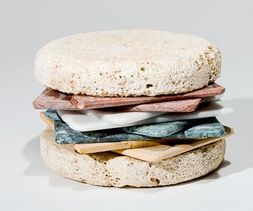 Marble Sandwich, Panino di marmo in travertino, farcito. 