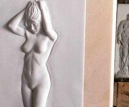 Nudo di Donna in marmo bianco di Carrara, cornice Rosa Portogallo.