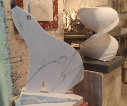 Scultura scala DNA e Orso Polare in marmo di Carrara.