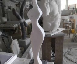 Figura femminile, scultura di Donna in marmo di Carrara.