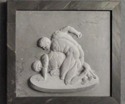 Figura Lottatori greci, bassorilievo in marmo bardiglio Carrara.
